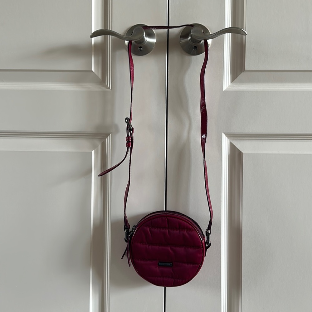 Vintage Burberry cross body bag.